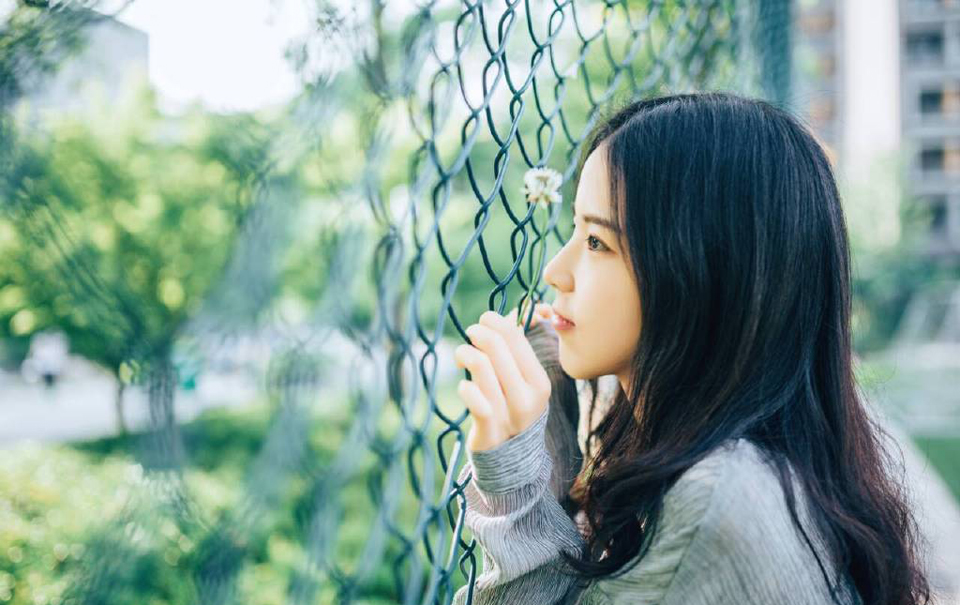“此事你看着办，我不管，但别太过，小心过犹不及。”庞统摇了摇头，想到当初自己糊里糊涂的被贾诩拉到了吕布战车上，心里就不由得一阵腻歪。